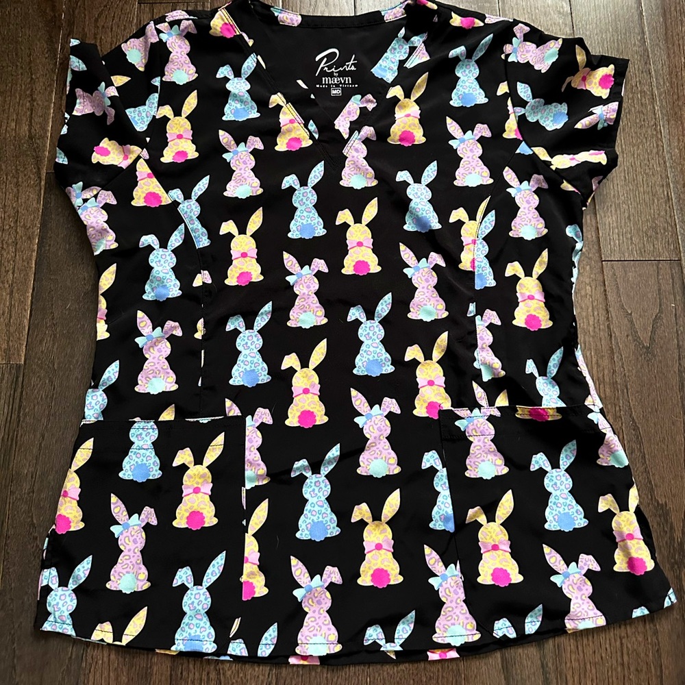 Bunny Scrub Top. Size medium. Like new. 2 Lower patch pockets. Modern fit.